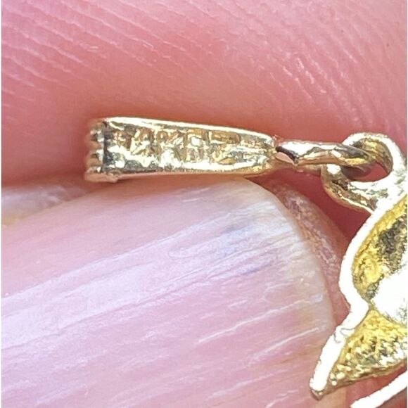 14K yellow gold etched dolphin pendent w/o chain weighing 1.37g - Picture 5 of 6